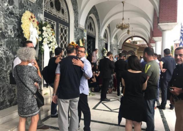 Λάρισα: Σπαραγμός στην κηδεία του Διονύση Τσεκούρα που σκοτώθηκε στη συντριβή του αεροσκάφους [pics, vid]
