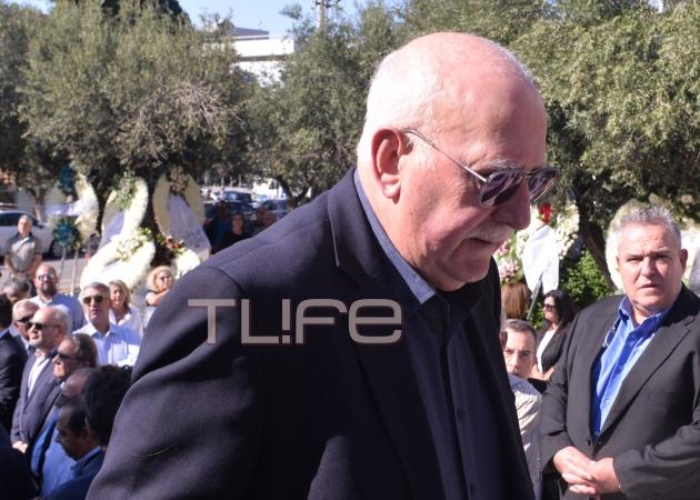 Κηδεία Μιχάλη Ζαφειρόπουλου: Γιώργος Παπαδάκης και Κατερίνα Λάσπα ανάμεσα σ΄ αυτούς που τον αποχαιρέτησαν