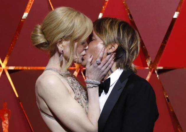 Nicole Kidman: Το “καυτό” φιλί στον άντρα της στο κόκκινο χαλί των Όσκαρ! [pics]