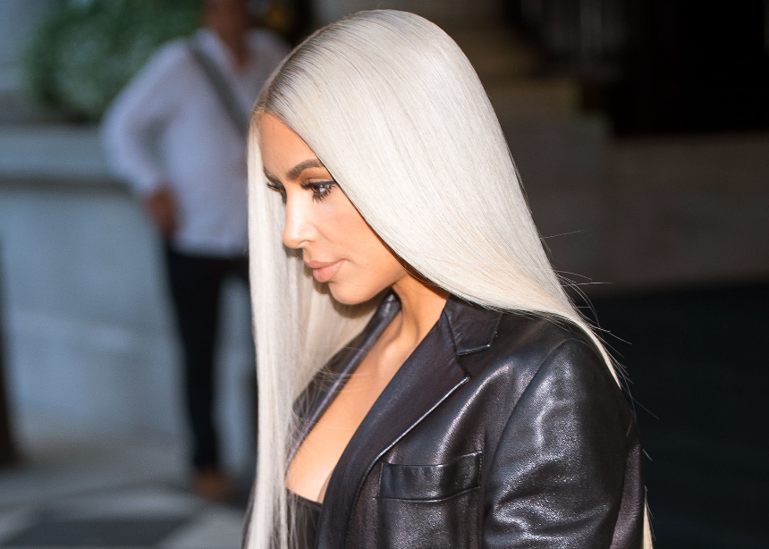 Με αυτό το προϊόν προστατεύει η Kim Kardashian τα μαλλιά της από το φριζάρισμα (και το θέλουμε)!