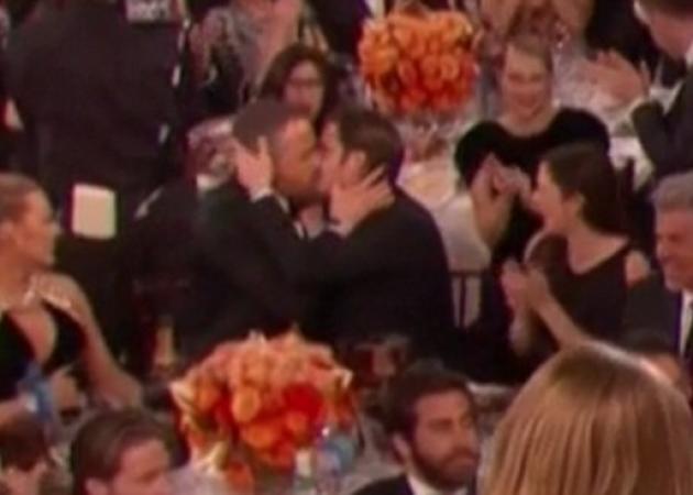 Χρυσές Σφαίρες 2017: Το “καυτό” φιλί του Ryan Reynolds στον κολλητό του Andrew Garfield! [pics,vid]