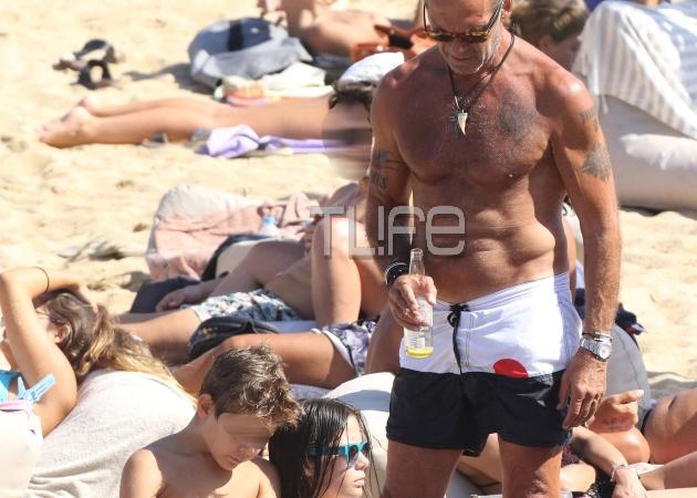 Πέτρος Κωστόπουλος: Σε παραλία της Μυκόνου  με τα παιδιά του [pics]