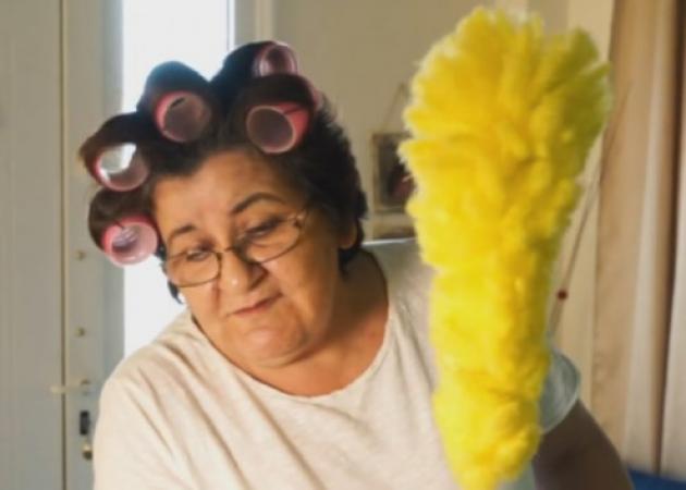 Κρήτη: Η… αθάνατη Ελληνίδα μάνα που ρίχνει το facebook με τις ατάκες στον γιο της [vid]