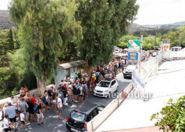 Κρήτη: Εικόνες ντροπής στην Κνωσό – Οι ουρές ατελείωτης ταλαιπωρίας – Τραγελαφική σκηνή με οδηγό λεωφορείου
