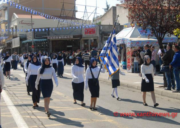 Ένα ολόκληρο σχολείο έκανε παρέλαση με μαντίλα στην Ξάνθη [pics]