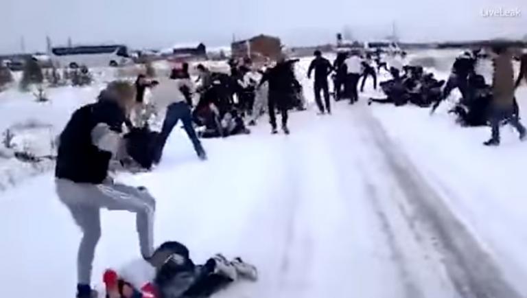 Απίστευτο ξύλο μεταξύ χούλιγκαν στη Ρωσία! «Βάφτηκαν» κόκκινα τα χιόνια [vid]