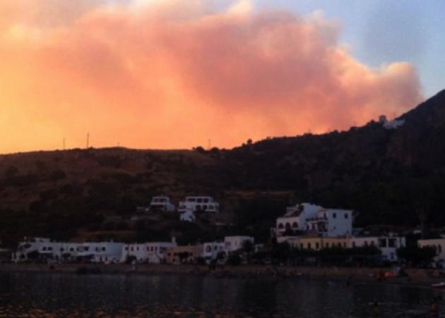 Φωτιά στα Κύθηρα: Ολονύχτια μάχη των πυροσβεστών! Συνεχίζεται η επιχείρηση [pics]