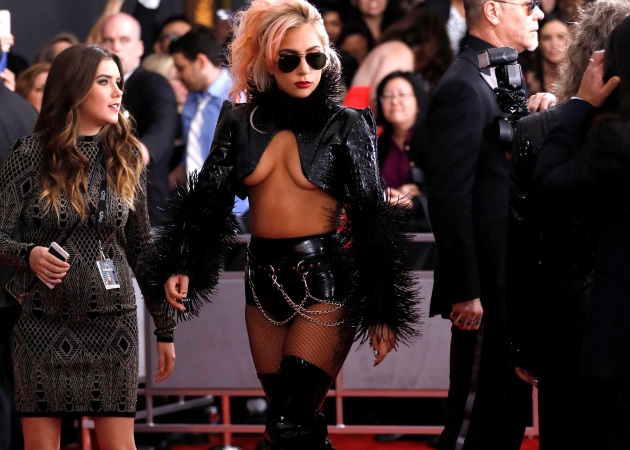 Lady Gaga: Η αποκαλυπτική εμφάνιση και η συνύπαρξη με τους Metallica στη σκηνή των Grammys [pics]