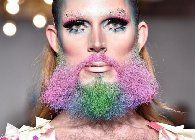 Χρωματιστό μούσι, βαμμένο μάτι και … δασύτριχο στήθος σε επίδειξη μόδας στο Λονδίνο! [pics]