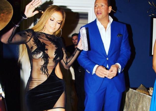 Jennifer Lopez: Έγινε 48 και έβαλε “φωτιά” με το σέξι μικροσκοπικό φόρεμά της! [pics]