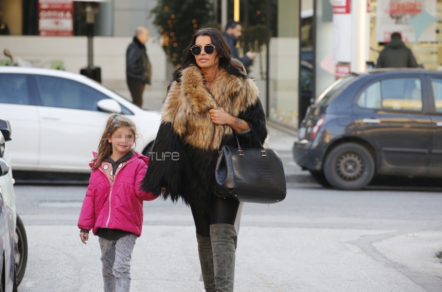 Νίνα Λοτσάρη: Βόλτα στην Γλυφάδα με τις όμορφες κόρες της! [pics] | tlife.gr