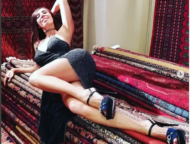 Η Μάγκυ Χαραλαμπίδου ποζάρει με σέξι διάθεση πάνω σε… χαλιά και ρίχνει το Instagram! [pics]