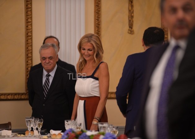Μαρέβα Μητσοτάκη: Με κομμάτι Zeus & Dion στο προεδρικό δείπνο και το δώρο στην Μπριζίτ Τρονιέ [pics]
