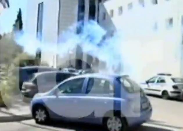 Επεισόδια έξω από το υπουργείο Παιδείας ανάμεσα σε φοιτητές και ΜΑΤ! Καρεκλοπόλεμος και χημικά [vid]