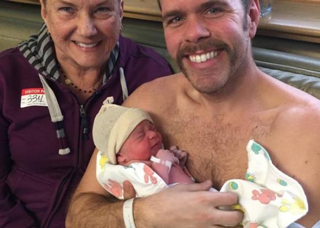 O Perez Hilton έγινε για τρίτη φορά πατέρας με παρένθετη  και μας δείχνει την νεογέννητη κόρη του!