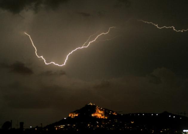 Καιρός: Νεκρός στην Αμφιλοχία από πτώση κεραυνού – Η ”Μέδουσα” σαρώνει ολόκληρη τη χώρα [pics, vids]