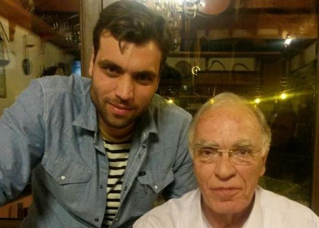 O χίπστερ βουλευτής του Λεβέντη με το μοβ σακάκι