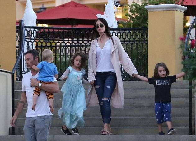 Megan Fox: Ο 5χρονος γιος της με το φόρεμα της πριγκίπισσας από το Frozen, σε οικογενειακή βόλτα! [pics]