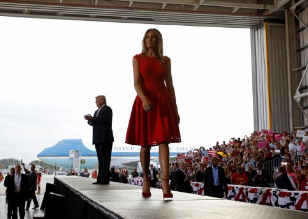 Μελάνια Τραμπ… on fire! Εντυπωσιακή με κατακόκκινο φόρεμα [pics]