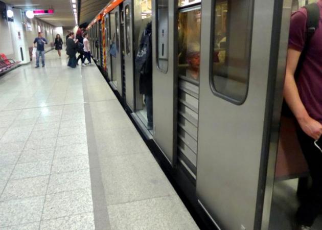 Άνδρας έπεσε στις ράγες του Μετρό στο Πανεπιστήμιο – Ανασύρθηκε νεκρός – Διακοπή των δρομολογίων