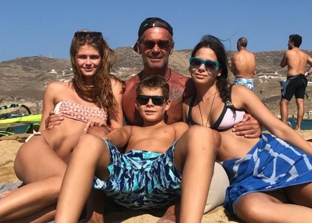 Πέτρος Κωστόπουλος: Αγκαλιά με τα παιδιά του στη Μύκονο