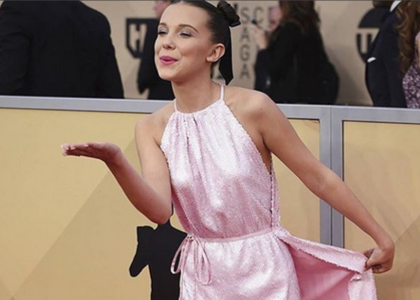 Τα space bun της Millie Bobby Brown έχουν μια λεπτομέρεια που θα λατρέψεις!