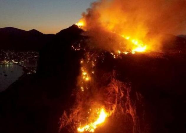 Φωτιά στη Μονεμβασιά – Στις φλόγες το κάστρο