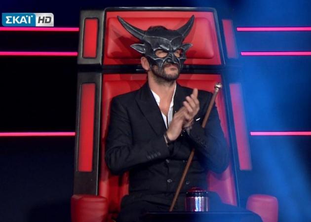 The Voice: Ο εκπληκτικός κύριος Πάνος Μουζουράκης – Μάσκες, κομφετί και στιχάκια από τον ανατρεπτικό coach! [pics,vids]