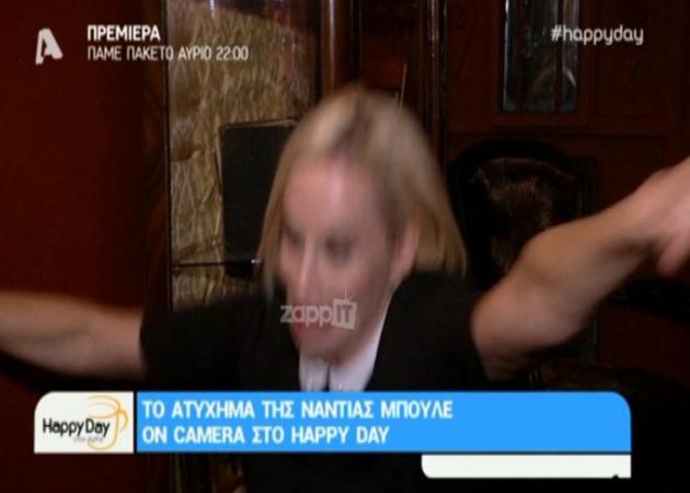 Νάντια Μπουλέ: Έσπασε η καρέκλα που καθόταν μπροστά στην κάμερα! video