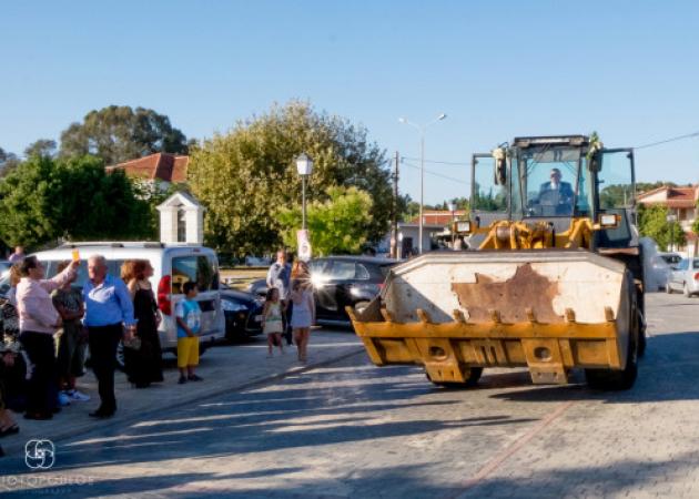 Πρέβεζα: Ο γαμπρός πήγε στην εκκλησία με μπουλντόζα! [pics]