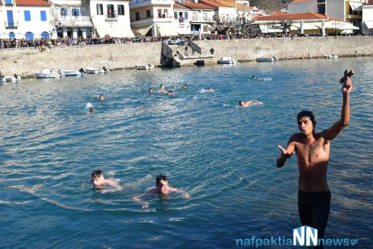 Ναύπακτος: Ο κολυμβητής ήταν… offside – Έκανε ζαβολιά για να πιάσει τον Σταυρό! [vid]