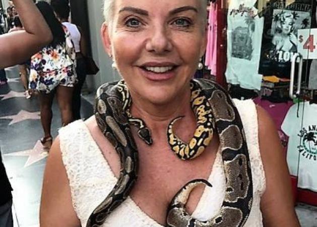 Η Νανά Παλαιτσάκη στο Χόλυγουντ με φίδια στο λαιμό! [pics-vid]