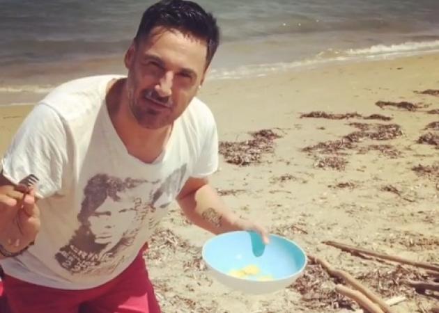 Χρήστος Νέζος: Γιατί τηγανίζει πατάτες στην… παραλία της Νάξου; Video