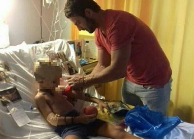Μεγαλείο ψυχής από τον Γιώργο Αγγελόπουλο – Στο νοσοκομείο για να δει άρρωστο παιδάκι! Φωτογραφίες