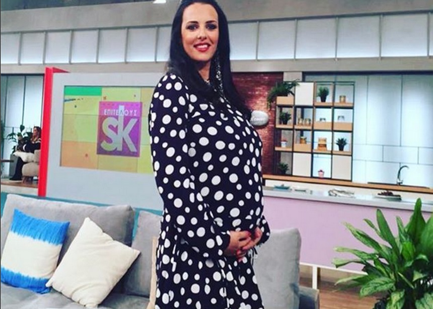 Όλγα Λαφαζάνη: Στον 8ο μήνα της εγκυμοσύνης μαγειρεύει με την κόρη της [vid]