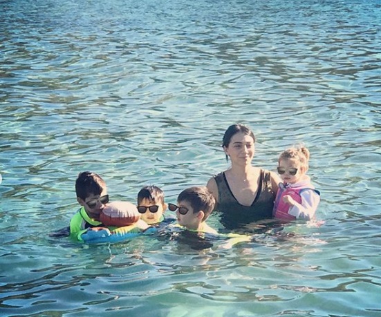 Ολυμπία Χοψονίδου: Βούτηξε με τα παιδιά της στα αγιασμένα νερά της θάλασσας! [vid,pics]