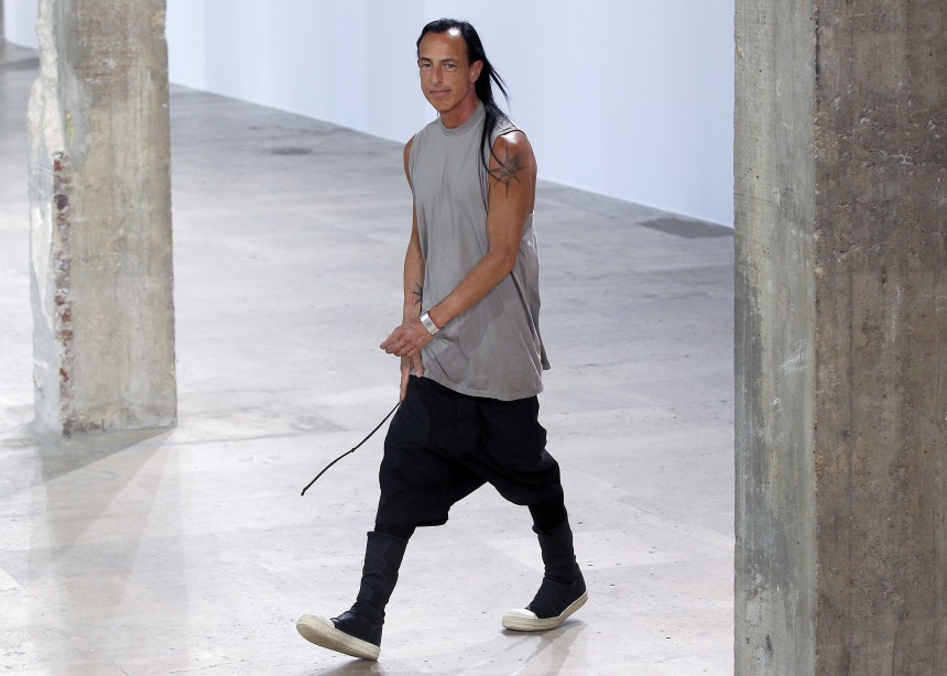 Ο Rick Owens “μεταμορφώνει” τα αγαπημένα μας καλοκαιρινά σανδάλια