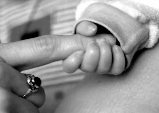 Παράτησαν τα τεσσάρων μηνών μωρά τους μόνα στο σπίτι – Το γοερό κλάμα τους αποκάλυψε τα πάντα