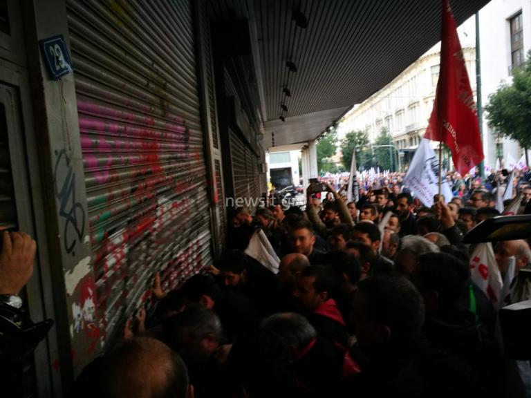 «Ντου» του ΠΑΜΕ στο Υπουργείο Εργασίας