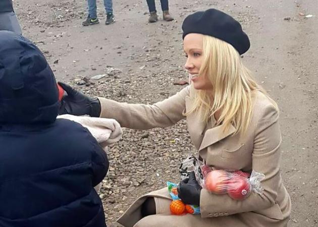 Pamela Anderson: Η επίσκεψη σε στρατόπεδα προσφύγων και οι αντιδράσεις…