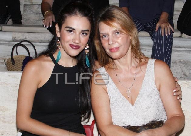 Κατερίνα Παπακώστα: Στο θέατρο με την κούκλα κόρη της! [pics]