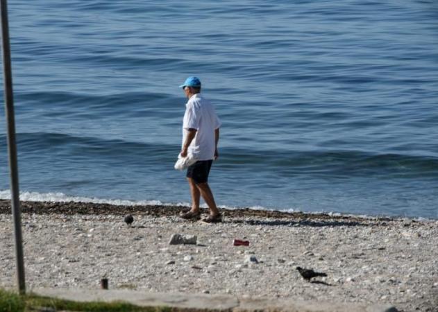 Σαρωνικός: Σε ποιες παραλίες απαγορεύεται το κολύμπι λόγω της πετρελαιοκηλίδας