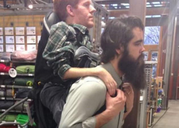 Κουβαλούσαν στις πλάτες τους τον παράλυτο φίλο τους και γύρισαν την Ευρώπη [vid]