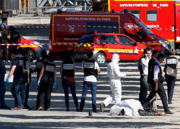 Συναγερμός στο Παρίσι – Εικόνες σοκ! Νεκρός στον δρόμο ο δράστης – Οπλοστάσιο το αμάξι του