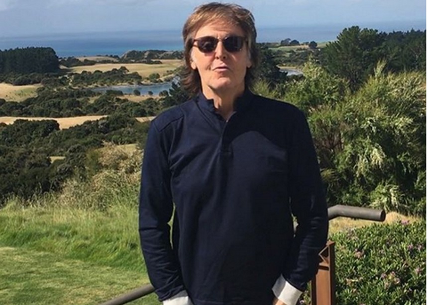 Paul McCartney: Ο φίλος του έγινε Σερ | tlife.gr Paul McCartney: Ο φίλος του έγινε Σερ | tlife.gr
