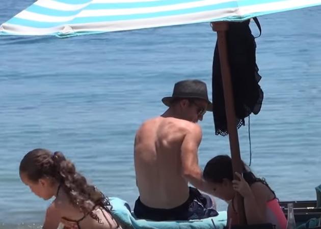 Ο Ολλανδός σούπερ σταρ Robin Van Persie παίζει τάβλι στην Ψαρρού [vid]