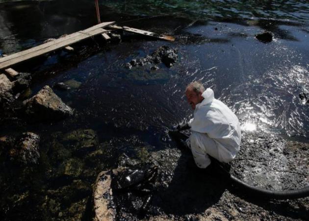 Ο Πειραιάς εκπέμπει SOS – Μαύρες από το μαζούτ οι ακτές σε Φρεαττύδα και Πειραϊκή
