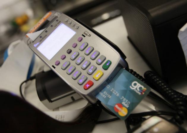 POS ή τσουχτερά πρόστιμα – Τι πρέπει να κάνουν καταναλωτές και επιχειρήσεις