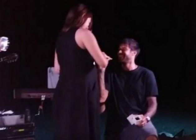 Γιώργος Πρίντεζης: Η πρόταση γάμου στην Στέλλα! Τραγούδησε και γονάτισε [vid]