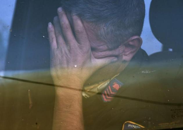 Φωτιές στην Αττική: Η εικόνα του πυροσβέστη που συγκλονίζει